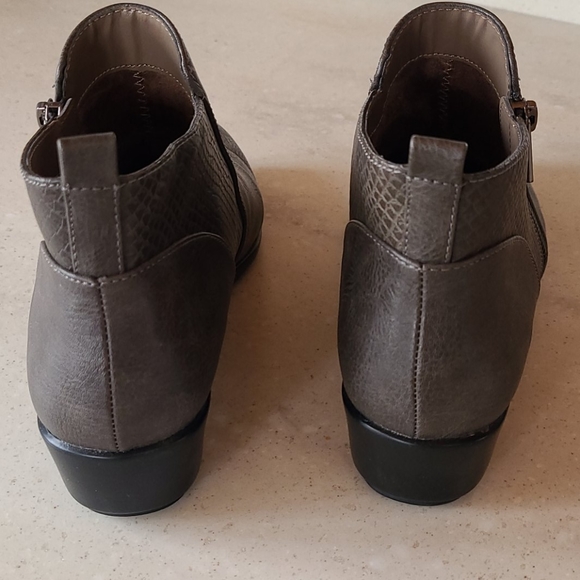 Boots - Picture 3 of 4